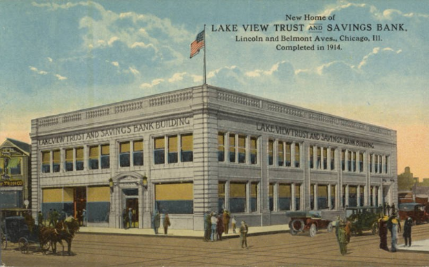 Alte Ansichtskarte der Lake View Trust and Savings Bank an der Lincoln und Belmont Avenue, Chicago, Illinois, mit einer Gruppe von Menschen, einem Pferdewagen, Fahrzeugen, Bäumen und einem bewölkten Himmel.