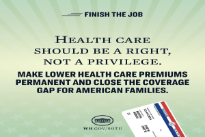 Plakat mit dem Text "Beende den Job: Gesundheit sollte ein Recht sein, nicht ein Privileg" und einer Karte mit der Aufschrift "Mache niedrigere Gesundheitskosten dauerhaft und schließe die Versorgungslücke für amerikanische Familien."