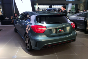 Ein Mercedes-Benz A-Klasse Schrägheck auf der Internationalen Automobil-Ausstellung in Frankfurt, ein elegantes, modernes Design mit glänzender schwarzer Lackierung und Chromakzenten, umgeben von einer Gruppe von Menschen.
