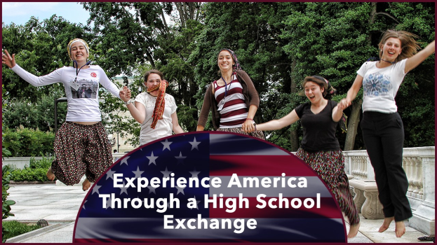Gruppe von Frauen, die mit strahlenden Gesichtern springen, in einer natürlichen Umgebung, mit Text unten: "Erlebe Amerika durch einen High-School-Austausch."