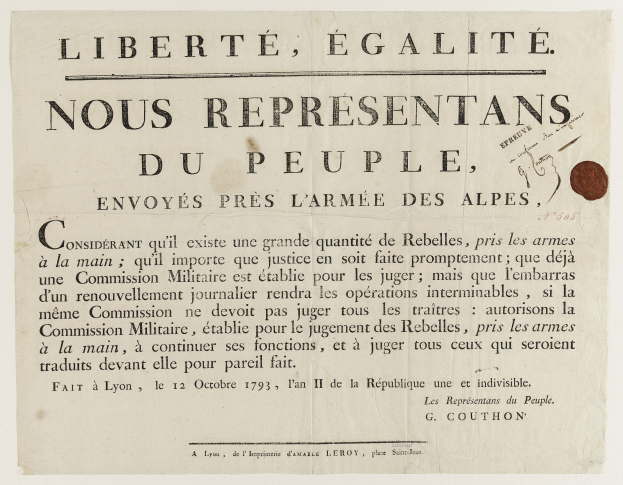 Papier mit französischer Text "Liberté égalité nous representants du peuple" und einer Münze auf der rechten Seite.