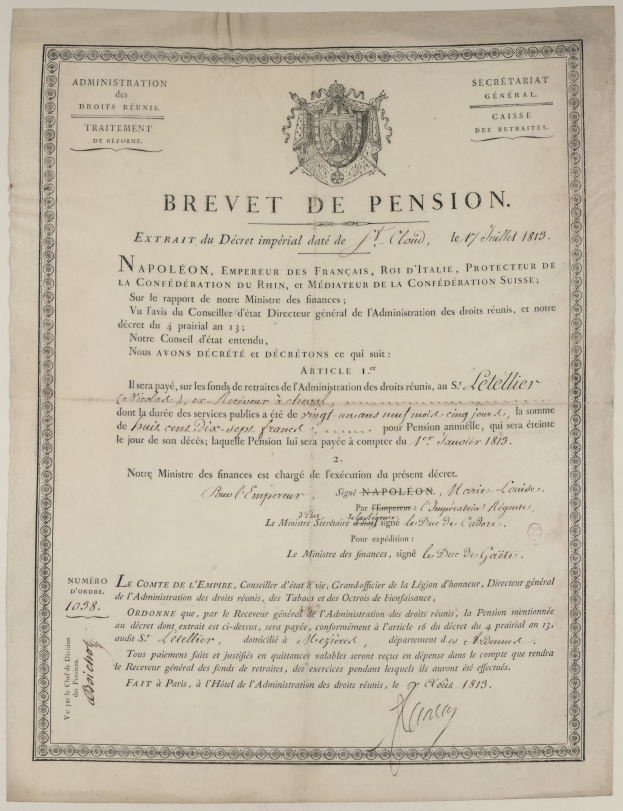 Ein altes Dokument mit einem Schwarz-Weiß-Bild eines Mannes und dem Text "brevet de pension" sowie einem Logo.