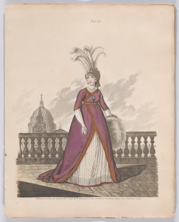 Frau in einem purpurweißen Kleid mit einer Federhaube, die an einem Geländer steht, mit einem Gebäude und Wolken im Hintergrund, beschriftet mit 'Mode von New York, New Yorker Straße, 1790'.