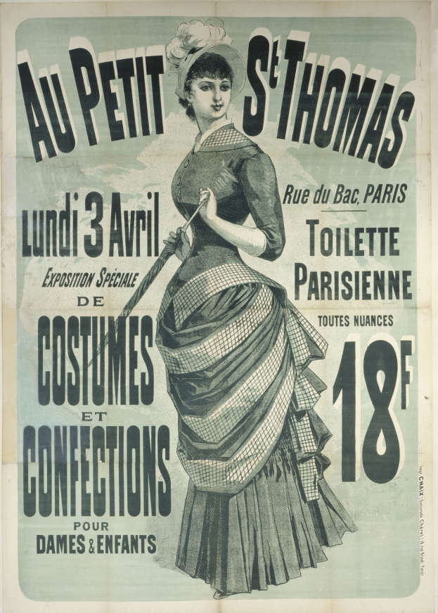 Ein Vintage-Plakat, das eine Kostümvorstellung ankündigt, zeigt eine Frau in einem langen, hochgeschlossenen, langärmligen Kleid mit einem Dutt, die anmutig mit verschränkten Händen posiert.