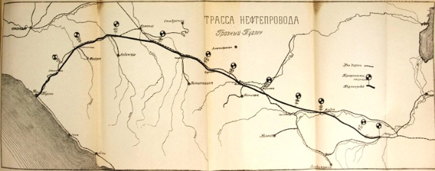 Ein aufgeschlagenes Buch mit einer detaillierten Straßenkarte und begleitendem Text mit Namen von Städten, Dörfern und Sehenswürdigkeiten.