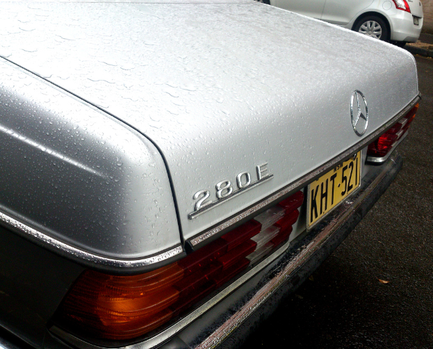 Ein Fahrzeug von Mercedes-Benz fährt auf der Straße mit einem anderen Fahrzeug daneben.