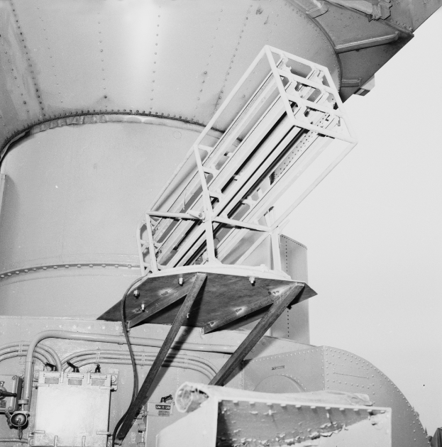 Ein Schwarz-Weiß-Foto eines großen Metallradars mit einer daran angebrachten Leiter.