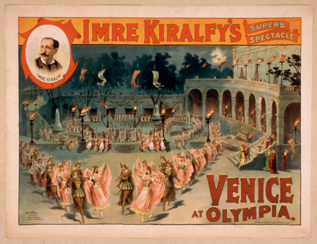 Plakat für Imre Kiralfys Super-Spektakel in Venedig bei Olympia, das kostümierte Performer vor einem gebogenen und säulengeschmückten Gebäude mit Laternenmasten und Bäumen zeigt, mit einer einzelnen Person und Text.