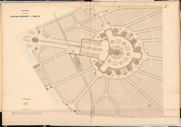 Altes Buch mit einer detaillierten Karte von Berlins Straßen, Gebäuden und Sehenswürdigkeiten auf dem Cover, begleitet von Text, der zusätzliche Informationen liefert.