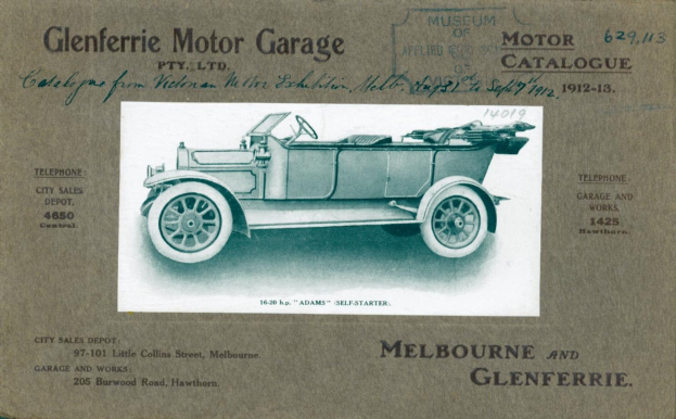 Schwarz-weiß-Anzeige für ein Auto aus Glenferrie Motor Garage, die ein Bild des Autos und Text über seine Geschichte zeigt.