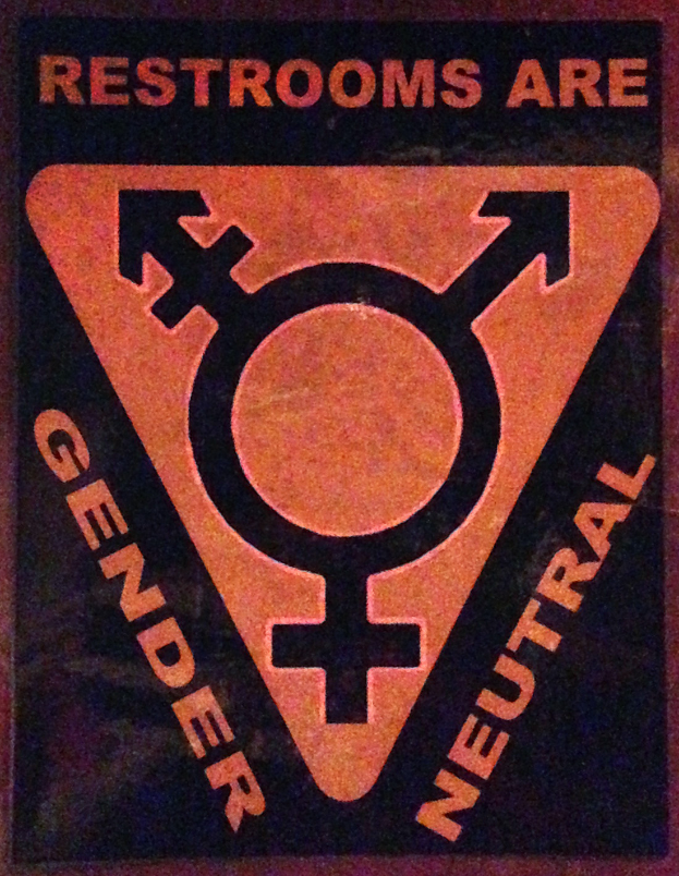 Ein Plakat mit der Aufschrift 'Toiletten sind geschlechtsneutral' betont die Bedeutung von Geschlecht auf der Toilette.