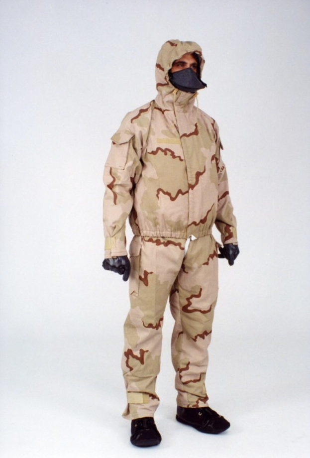Mann in einem Tarnmuster-Schutzoverall und passender Kapuze und Maske vor einem weißen Hintergrund.