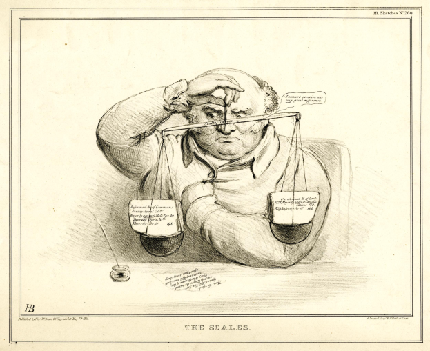 Ein Anwalt im Anzug sitzt an einem Tisch mit einer Waage vor ihm, der er Dokumente mit Text und Zahlen durchsieht.