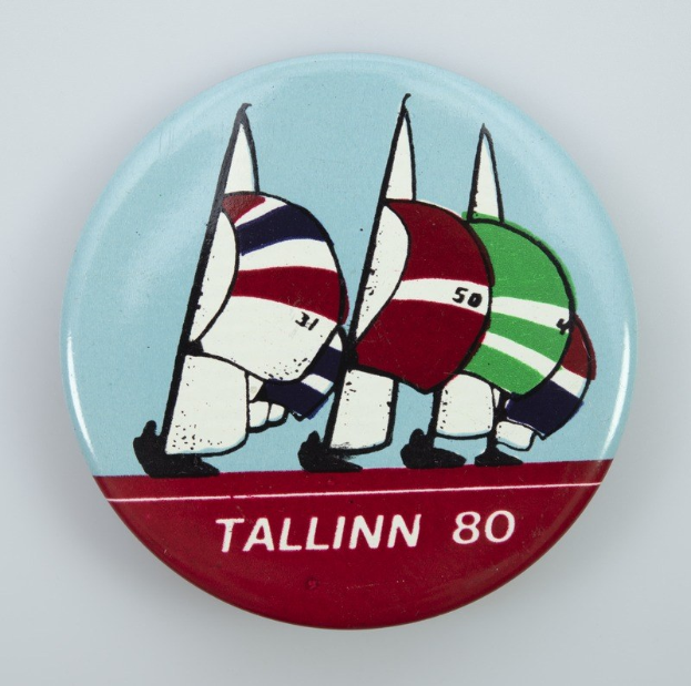 Lettischer MEP Kols schenkte Kaja Kallas ein Aufkleber mit einem "Baltic Chihuahua" vor den Flaggen der baltischen Länder