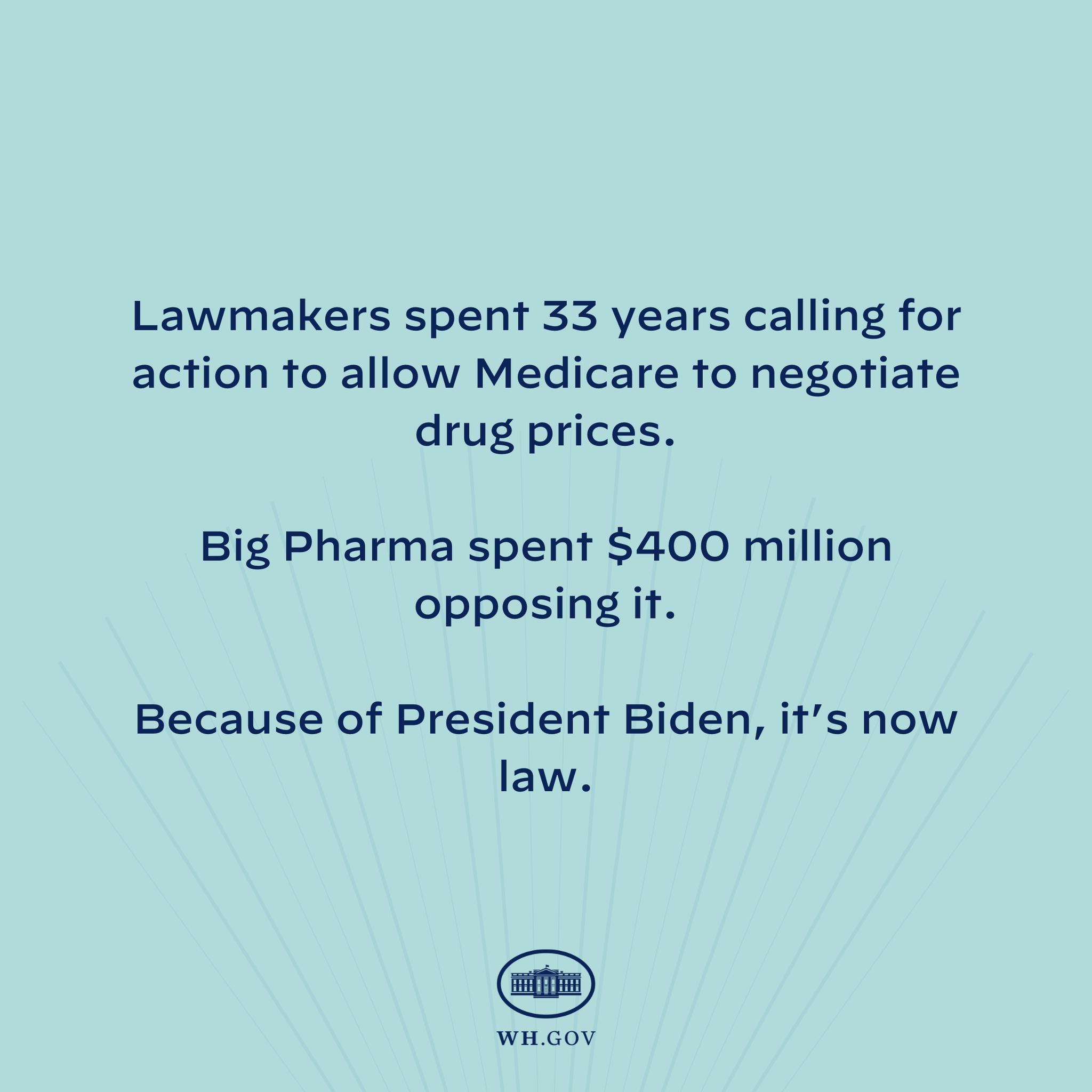 Blauer Hintergrund mit fetter weißer Schrift, die 'Lawmakers Spent 33 Years Calling for Action to Allow Medicare to Negotiate Drug Prices' lautet, und ein Logo unten.