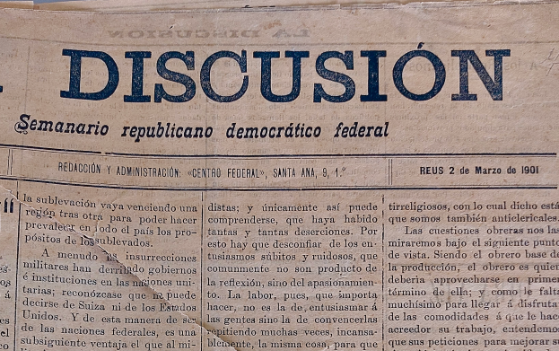 Eine gelbliche, leicht zerknitterte Zeitung mit der Aufschrift "Diskussion" in schwarzer Tinte, die die Schlagzeile "Semanario Republicano Democrático Federal" trägt.