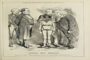 Ein Kind mit einer Kamera in der Mitte eines Papierbildes umgeben von einer Gruppe von Menschen, mit dem Text "Kleiner-Junge-Stimme" unten.