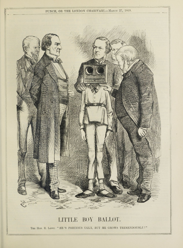 Ein Kind mit einer Kamera in der Mitte eines Papierbildes umgeben von einer Gruppe von Menschen, mit dem Text "Kleiner-Junge-Stimme" unten.