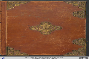 Ein altes Buch mit braunem Einband und goldener Prägung vor schwarzem Hintergrund, mit dem Text "universitätsbibliothek freiburg" unten.