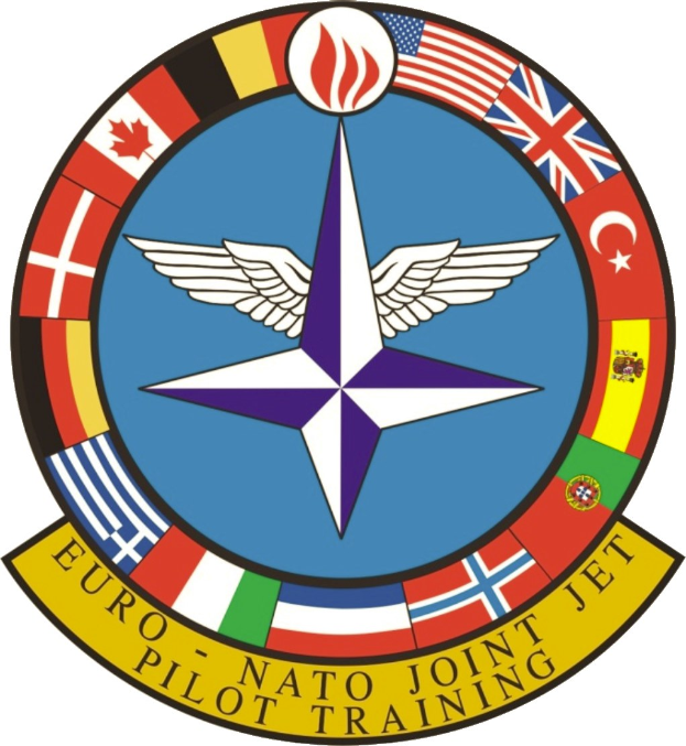 Logo der NATO-Joint-Jet-Pilot-Ausbildung mit einem blauen Kreis mit einem weißen Stern, umgeben von vier Fahnen in verschiedenen Farben und der weißen Beschriftung "NATO Joint Jet".