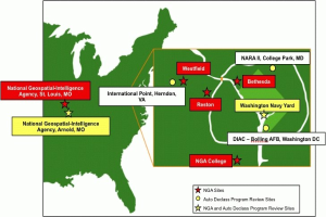 Karte der Vereinigten Staaten, die Standorte der National Geospatial Intelligence Agency mit geografischen Merkmalen und fetter, zentrierter Schrift hervorhebt.