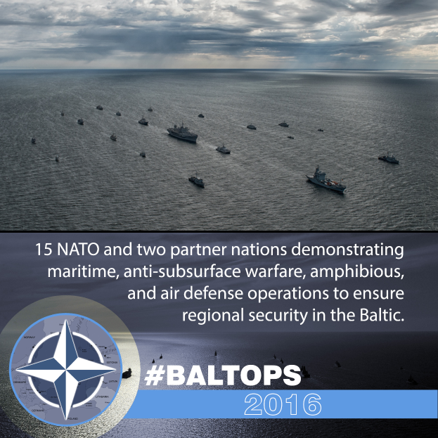 Eine Gruppe von Schiffen auf dem Wasser mit einem bewölkten Himmel im Hintergrund und einem Text unten, der '15 NATO und zwei Partnerländer maritime, anti-unterwasserkriegsführende, amphibische und luftverteidigende Operationen durchführen, um die regionale Sicherheit im Baltikum zu gewährleisten' neben einem Logo angibt.
