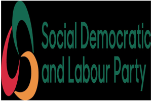 Weißer Hintergrund mit mittig gesetzter fettgedruckter schwarzer Schrift, die "Sozialdemokratische Partei Deutschlands" enthält und von einem dünnen schwarzen Rand umgeben ist.