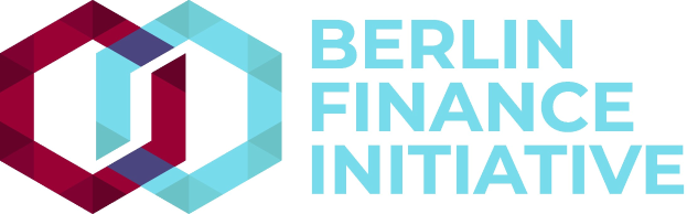 Logo der Berlin Finance Initiative mit einem blauen Kreis mit weißer Umrandung und einem weißen "B" in der Mitte, umgeben von einem weißen Ring mit einem blau-weißen Karomuster, auf einem weißen Hintergrund mit fettgedrucktem schwarzem Text "Berlin Finance Initiative."