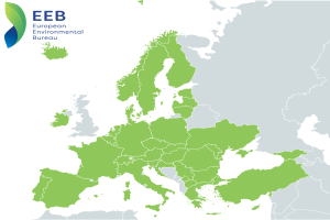 Eine Europakarte mit verschiedenen Grüntönen, die unterschiedliche Regionen anzeigen, und dem Logo des Europäischen Umweltbüros in der linken oberen Ecke.