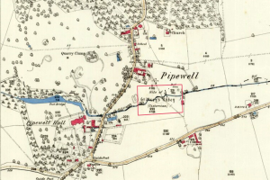 Ein detaillierter alter Stadtplan von Pipewell, der Straßen, Gebäude, Sehenswürdigkeiten und Text mit Zahlen zur genauen Standortangabe zeigt.
