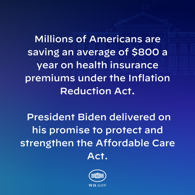 Ein blauer Hintergrund mit weißer Schrift, die besagt "Millionen von Amerikanern sparen durchschnittlich 800 USD pro Jahr an Gesundheitsversicherungsprämien unter dem Inflation Reduction Act" und ein Logo.