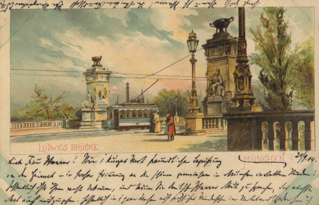 Alte Ansichtskarte mit einer Brücke in München, Deutschland, mit Skulpturen, Pfählen, Lampen, Drähten, Bäumen und ein paar Menschen im Vordergrund unter einem sichtbaren Himmel, mit Handschrift auf der Ansichtskarte.