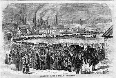 Schwarze und weiße Zeichnung von Menschen vor einem Fabrik mit Häusern und Rauch aus Schornsteinen, unten mit 'Kohlebergbau-Katastrophe in England das Ende' beschriftet.