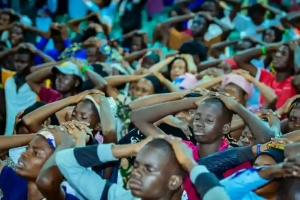 Eine große Gruppe von Menschen, die zusammen sitzen und fröhlich feiern, mit einem unscharfen Hintergrund.