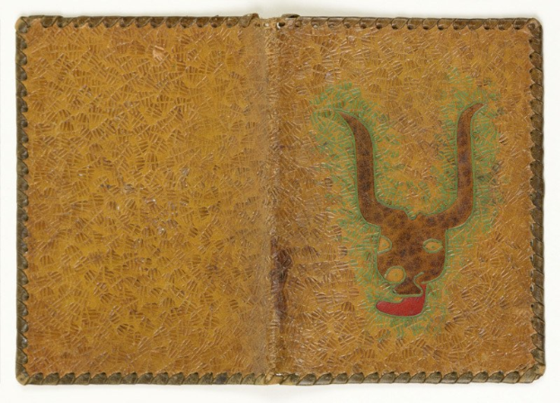 Braunes Lederportemonnaie mit einem gemalten Bullenkopf-Design auf einem weißen Hintergrund.