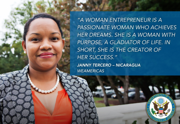 Eine Frau-Unternehmerin in einem schwarzen und weißen Jackett und einem orangen Kleid steht vor Bäumen, Fahrzeugen und Himmel, mit einem Logo und Text auf der rechten Seite, der sie als zielstrebig und erfolgreich beschreibt.