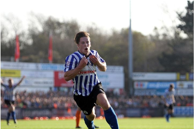 Ein Mann in einem blauen und weißen gestreiften Hemd läuft mit einem Fußball auf einem Rasenfeld während eines Spiels zwischen Huddersfield Town und Swansea City in der Sky Bet Championship.