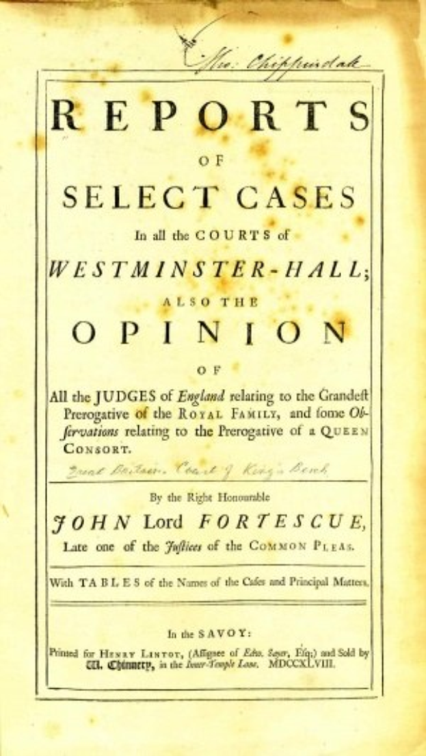 Altes Buch mit dem Titel "Berichte aus den Gerichten von Westminster-Hall, auch die Meinung von John Lord Fortescue" aufgeschlagen auf einer Seite mit schwarzer Tinte
