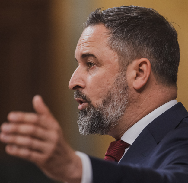 Ein Mann im Anzug und Krawatte spricht in ein Mikrofon, wahrscheinlich zur Entscheidung des Obersten Gerichtshofs, den russischen Außenminister Sergej Lawrow zu verbieten.