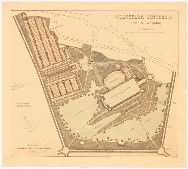 Detailreiches altes Berlin-Karte, das Volkspark Rehberg in der Mitte hervorhebt, mit Gebäuden, Straßen und Parkmerkmalen sowie begleitendem Text.