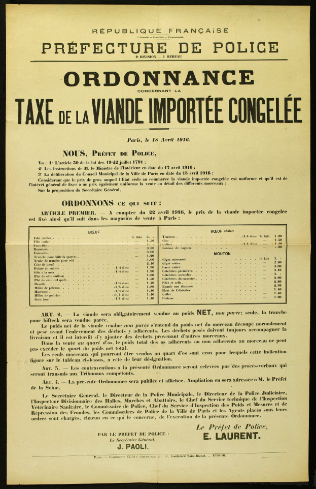 Ein altes, leicht zerknittertes Steuerformular mit schwarzem Hintergrund und weißer Schrift, das Details wie Datum, Uhrzeit und Ort in einer sauberen, lesbaren Schriftart anzeigt.