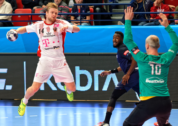 Eine Gruppe von Männern spielt Handball auf einem Court, mit einem Ball in der Mitte der Aktion und Zuschauern im Hintergrund bei der Futsal-Weltmeisterschaft 2019, die Bayern München gegen Paris Saint-Germain spielt.