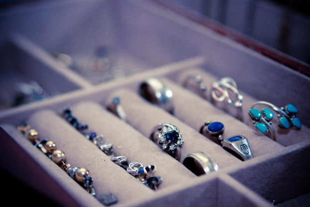 Schmuck und Ringe in einem Bild gezeigt.