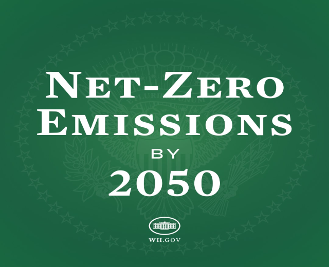 Weißer fetter Text auf grünem Hintergrund mit der Aufschrift "net-zero Emissionen bis 2050."