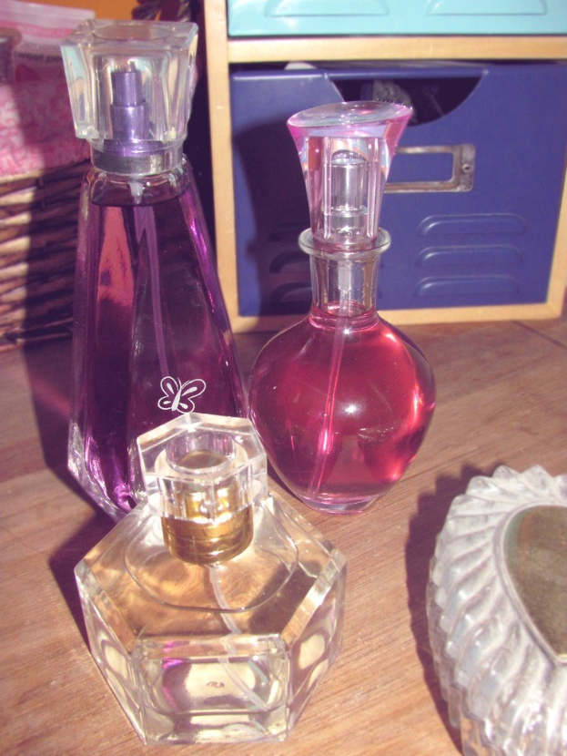 Parfüms und eine Kiste auf einer Oberfläche.