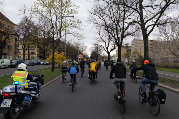 Neudorf/Wanheimerort/Duissern: Radfahrer bei Unfall verletzt - Fahrer flüchtet - Gestohlenes Fahrzeug sichergestellt