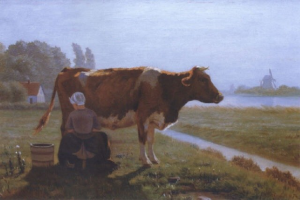 Eine Frau melkt eine Kuh auf einer grünen Wiese mit Pflanzen und Bäumen, mit einem Haus, einer Windmühle und einem Gewässer im Hintergrund unter einem strahlend blauen Himmel.