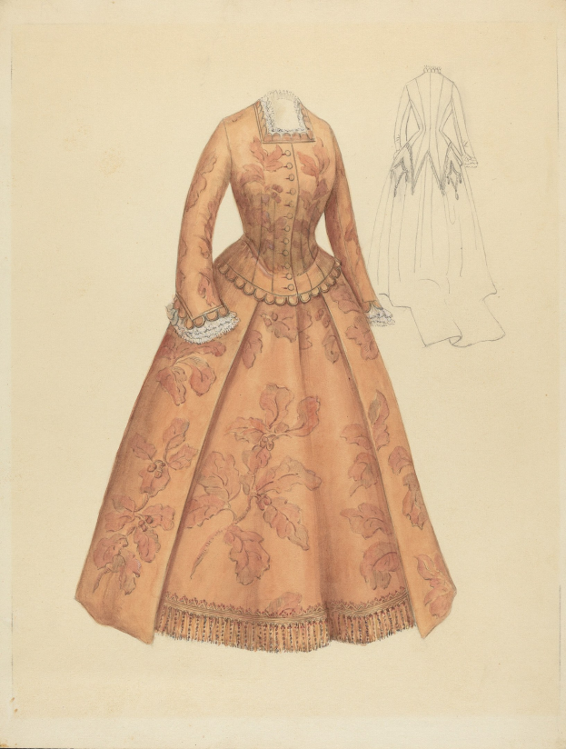 Ein detailliertes Kostümdesign aus dem 18. Jahrhundert für ein bodenlanges Kleid mit hohem Kragen, floralem Muster auf dem Oberteil in Rosa, Lila und Blau sowie einer Spitzenborte am Rock.