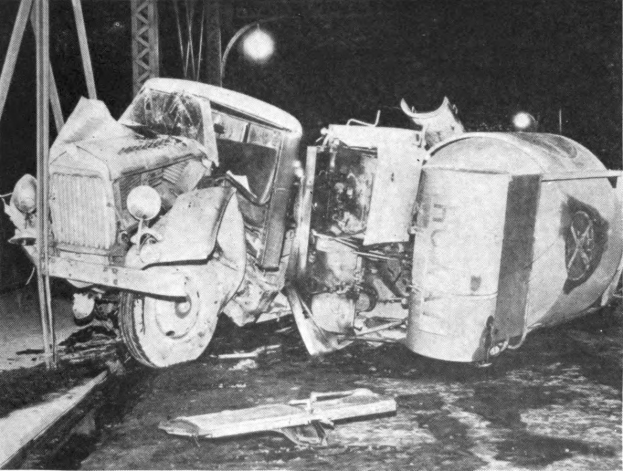 Schwarz-weiß-Foto eines umgestürzten Autos am Straßenrand mit Metallstangen und einem Laternenmast im Hintergrund, beschriftet mit '1930er Auto-Unfall' unten.